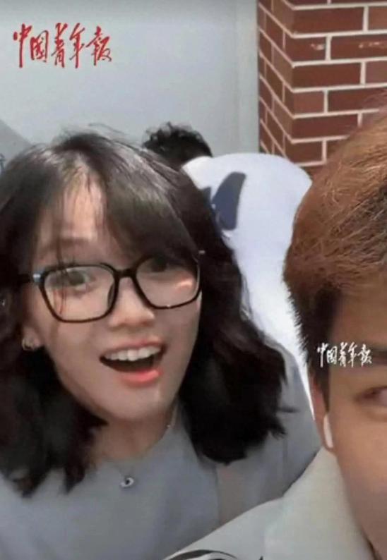 “上中国青年报了！”陕西西安，女生在取外卖的时候，突然听见一个熟悉的声音，她回头
