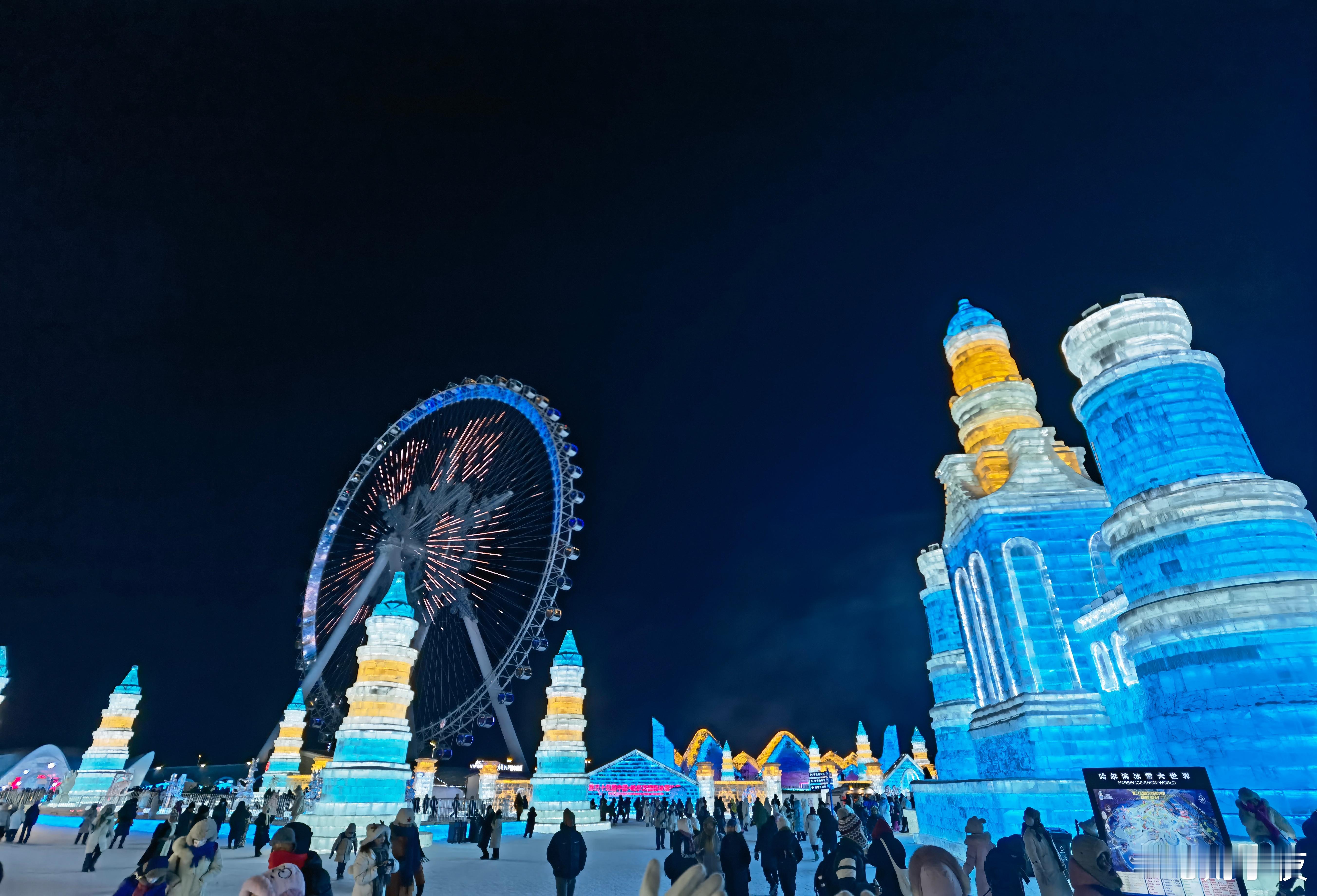 肯定好玩的尔滨521米超长冰滑梯来了。但是零下几十度的晚上，排队2个小时真的是拍