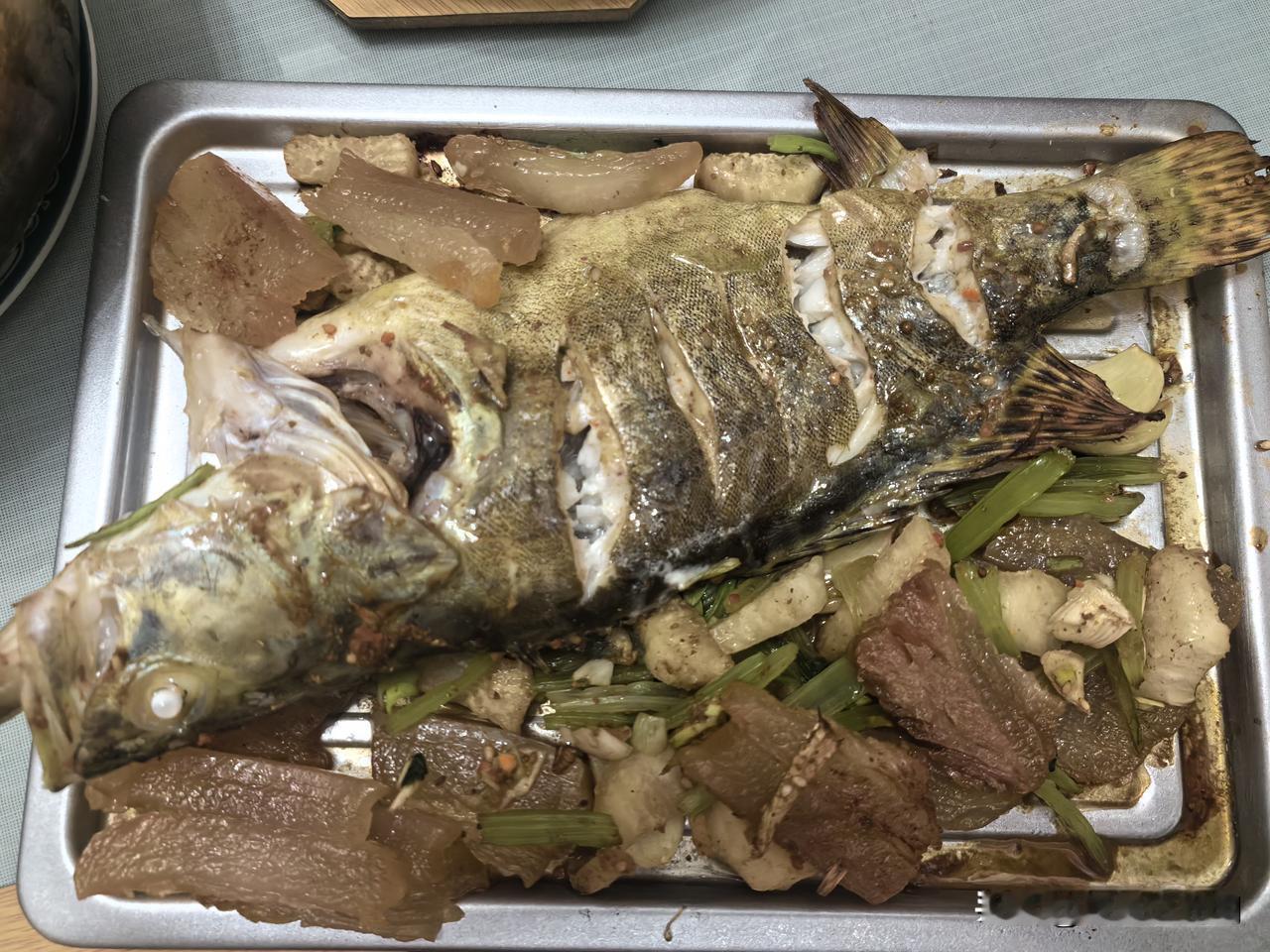 饱年
老家有“饱年”的说法，就是越临近春节，越吃不下饭，觉不到饿。

原因应该是