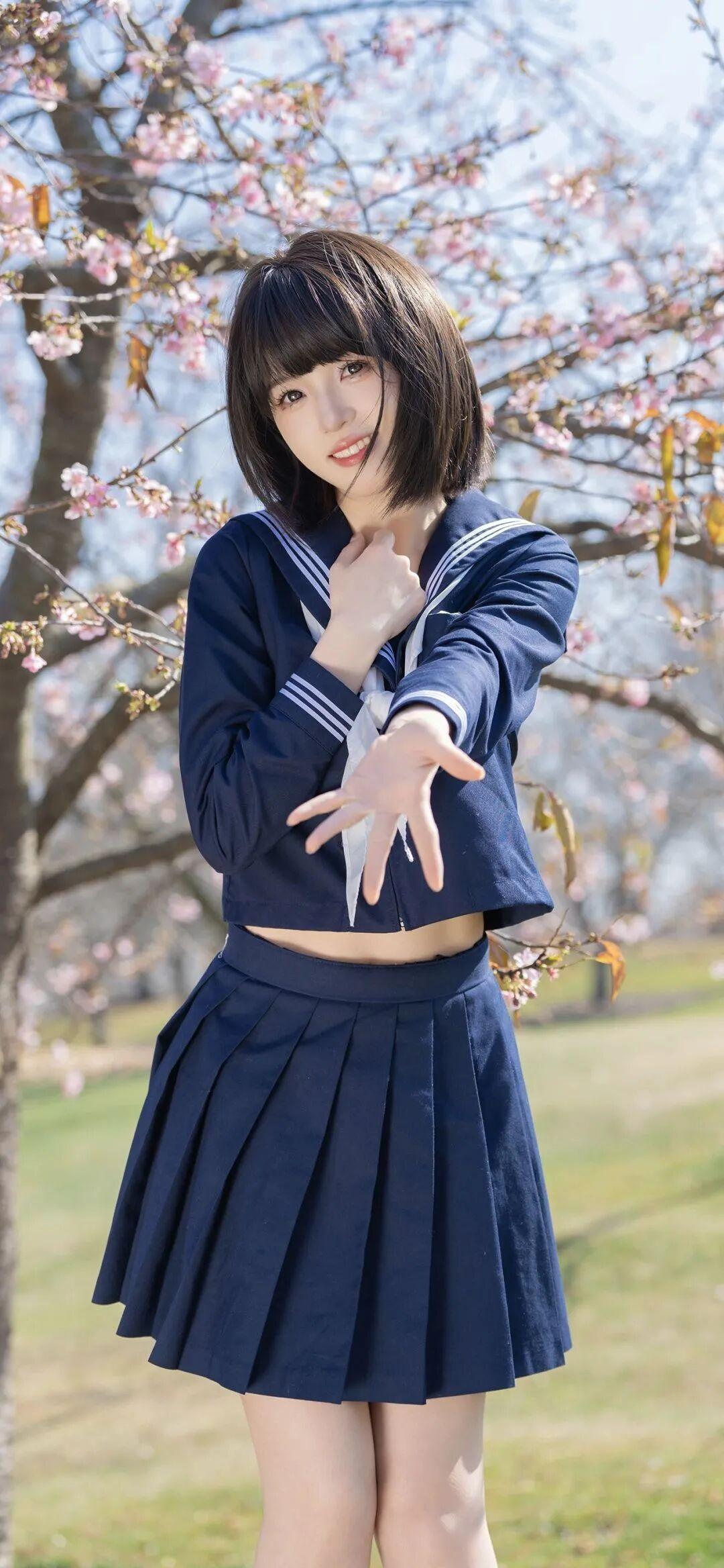 春风拂过发梢，樱花漫过肩头，是限定的春日浪漫。樱花裙少女 盛开着的樱花