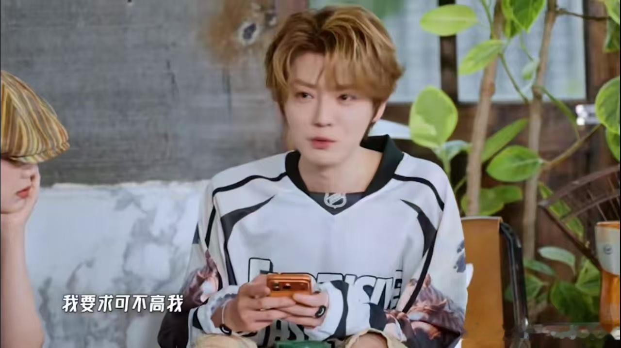 鹿晗最不爱煽情的人最珍贵的眼泪哈哈哈哈哈 谁懂啊，最不爱煽情的鹿晗，在听到台下观