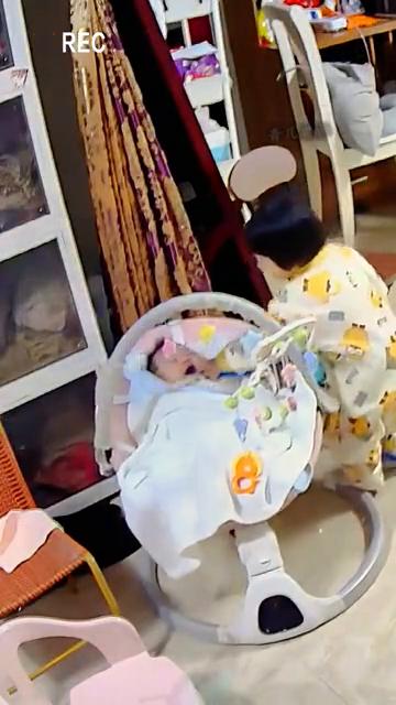 监控下一幕。
你看这边，你看这边，你看，你看，你看。