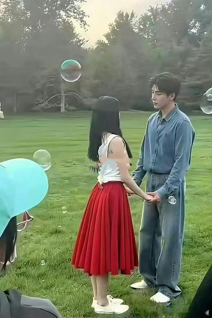 短剧赛道现在这么严苛吗，女主瘦的最小码裙子都要用夹子夹住…… 短剧女演员百花奖造