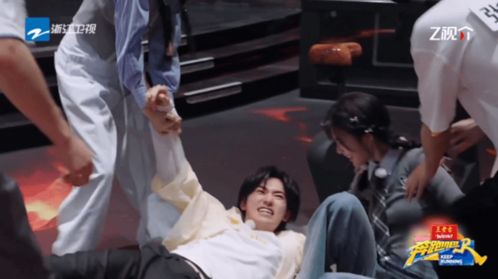 宋亚轩被孟子义淘汰 宋亚轩：我太难了！被白鹿和李昀锐架住，孟子义还来补刀。张真源