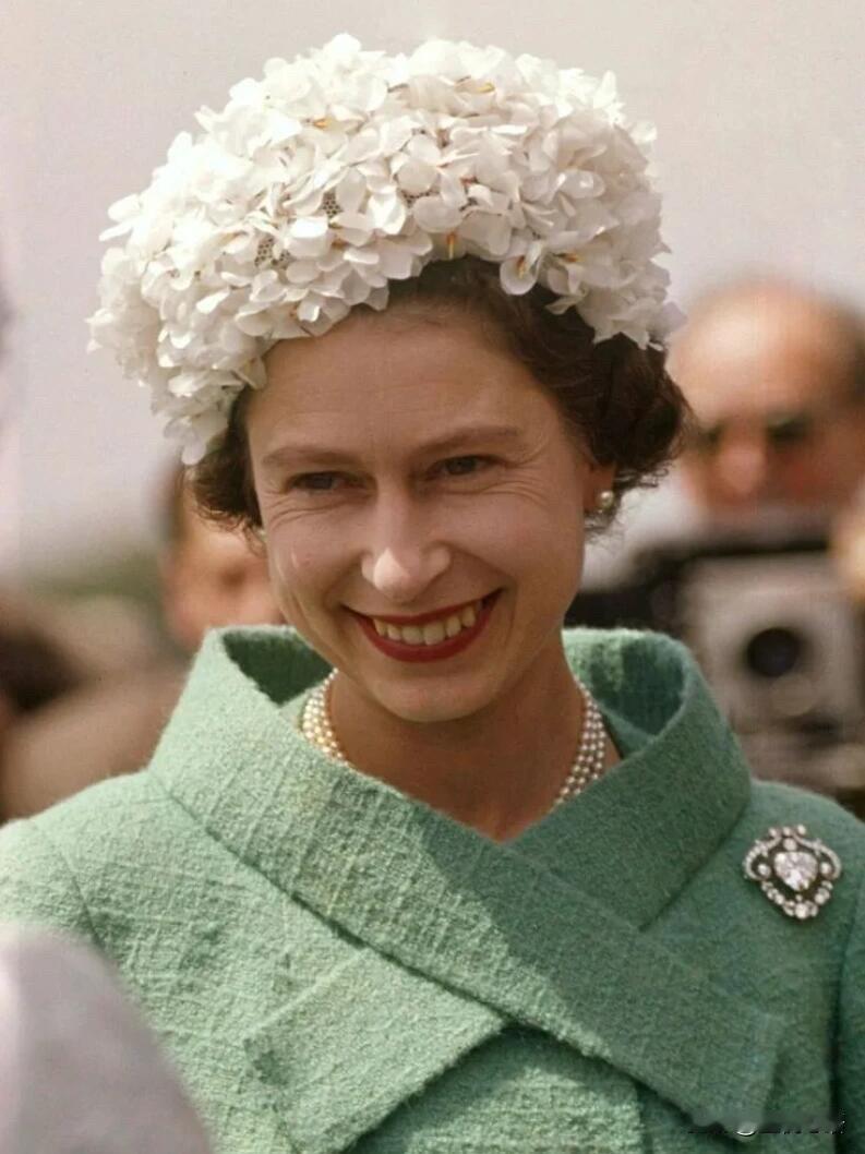 英国女王才是初代“簪花Queen”吧！
谁能想到！伊丽莎白二世在位70年，竟戴过