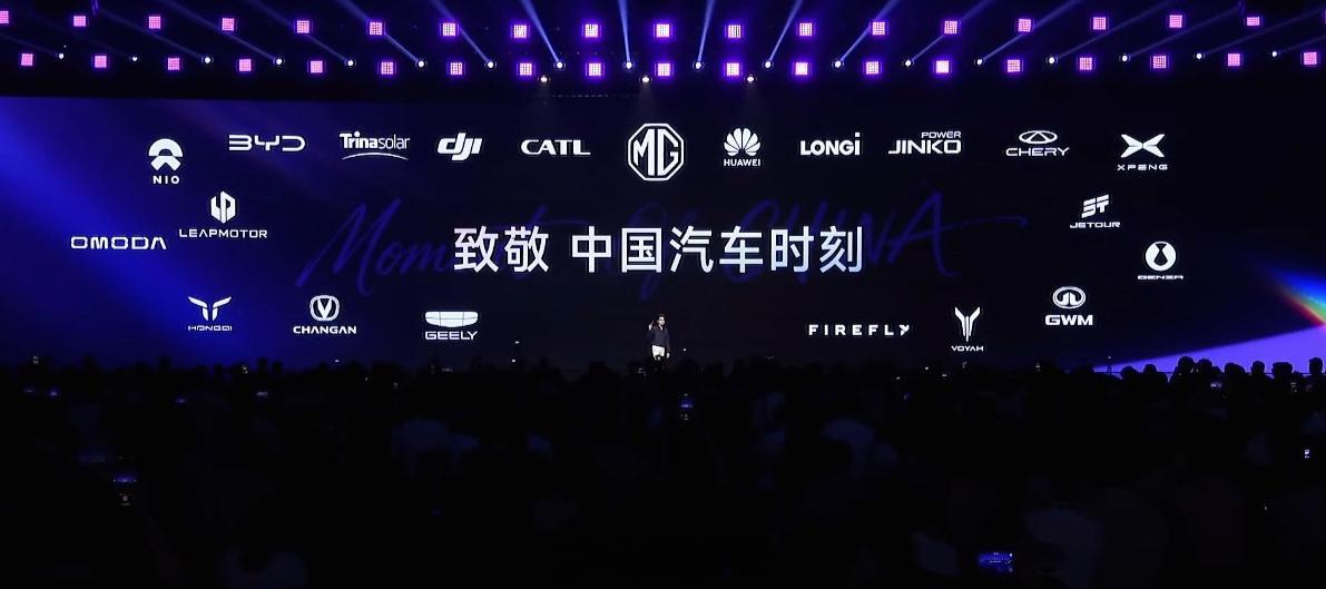 谁都没想到MG会放这样一条片子影片记录了在关税压力和车辆滞港等挑战下，MG、比亚
