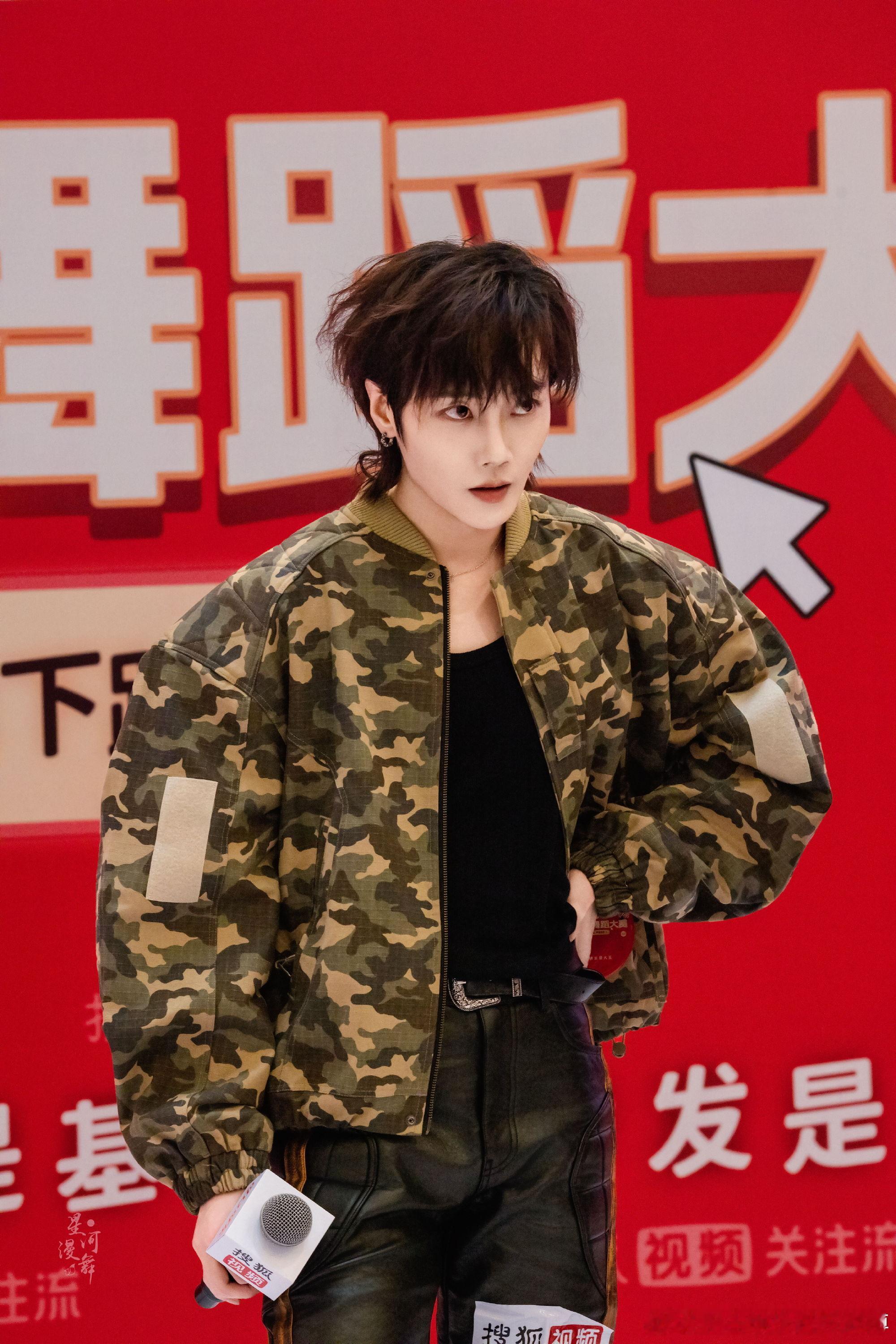 刘也武汉路演人体向日葵塑 全网围观刘也花式营业，武汉路演化身人体向日葵塑，左右切