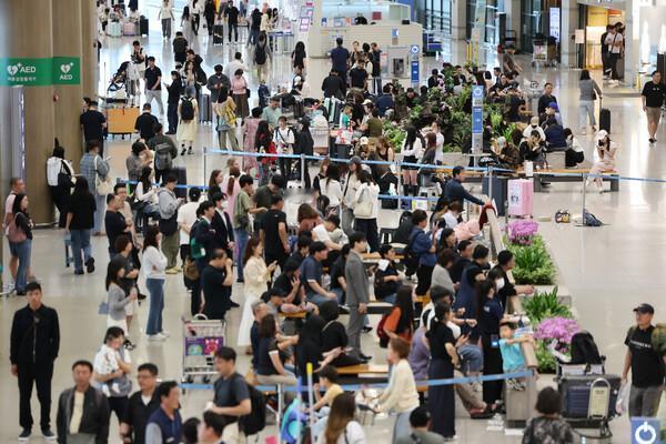 韩国人正在把钱包从首尔搬到中国。国内一碗冷面涨到五十块，烤肉人均上百元，越来越多