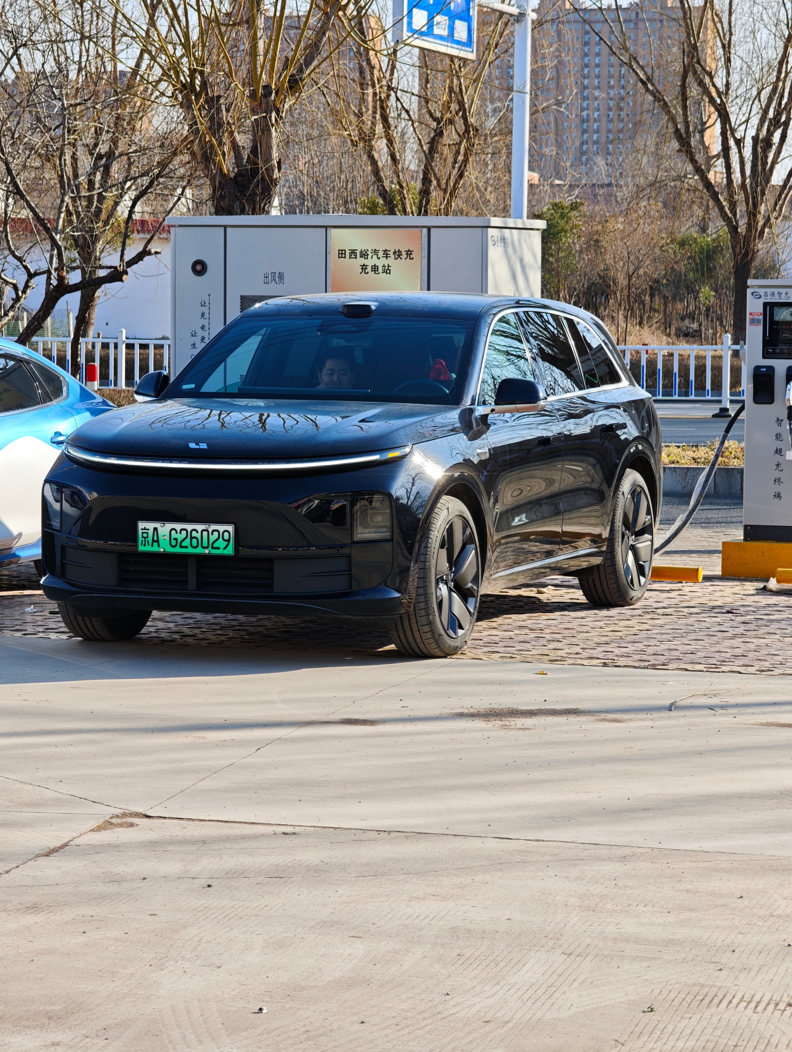 县里没有理想超充站，到小桔充电凑合一口今天天气暖和了，插上枪就能跑满功率，不错~