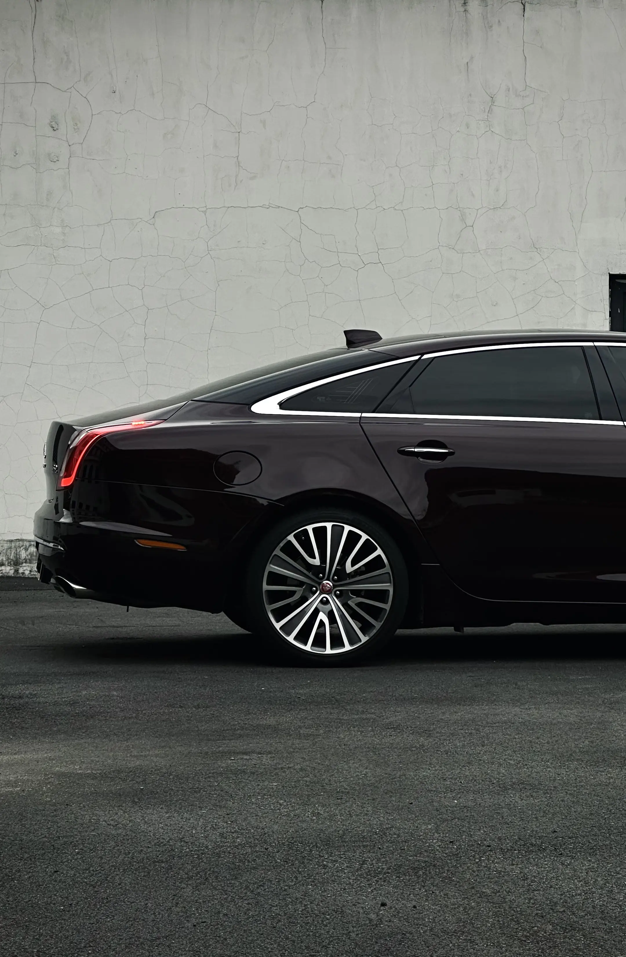 浑然天成的溜背设计，来自捷豹XJ50。