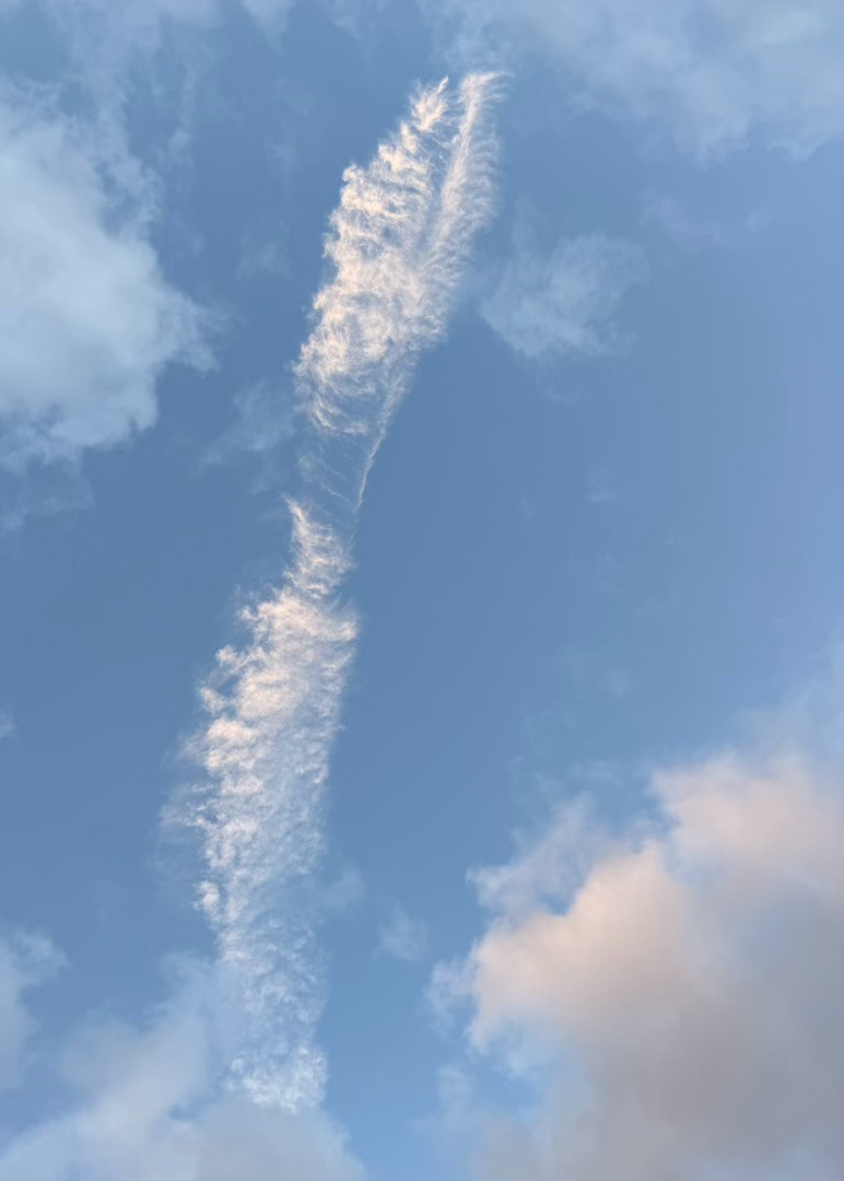 第一次见航迹云被秒吹成这样😮 