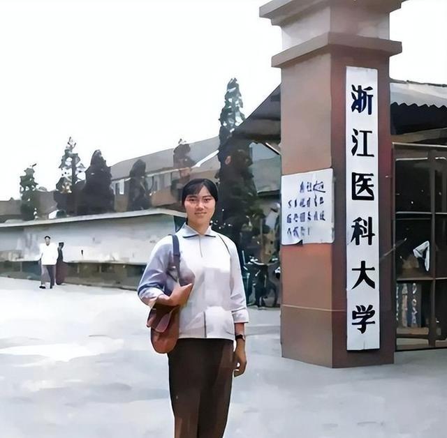 1970年， 李兰娟 院士站着在医科大学门口，带着包，留下了这张珍贵的老照片。拍