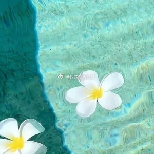 消毒水的味道还萦绕在鼻尖，苏瑶最后记得的，是实验室里突然炸裂的高压灭菌锅。刺眼的