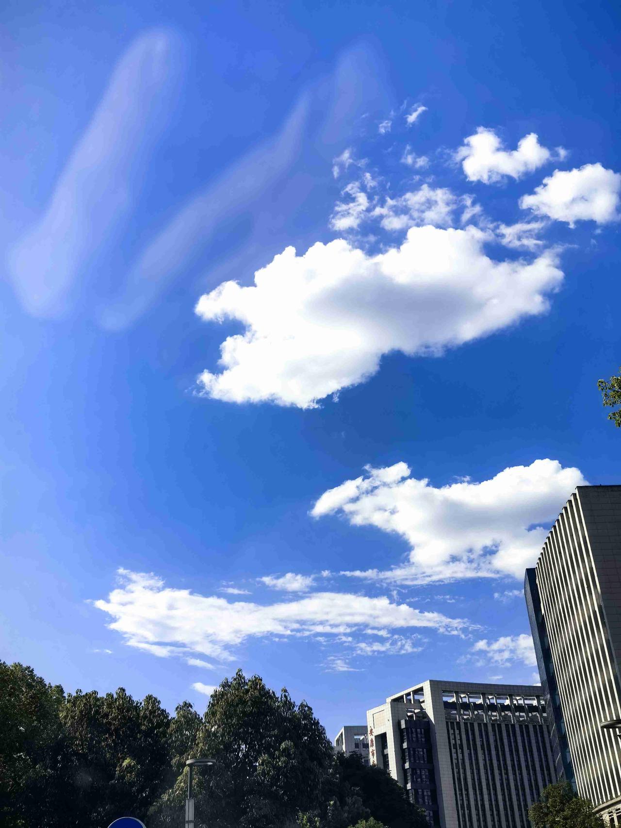 我的今日状态：😁轻松愉快
我这里的天气：☀️晴天
这蓝盈盈的天空之城，谁不想多