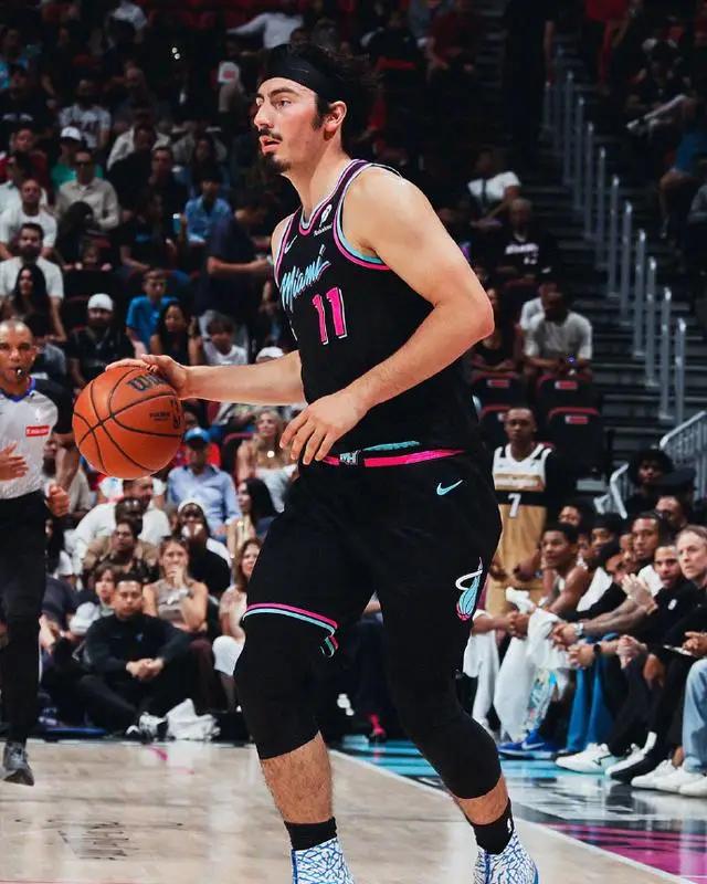 您猜怎么着？阿德巴约从83分砍到14分，热火反而活明白了。

上次打奇才，阿德巴