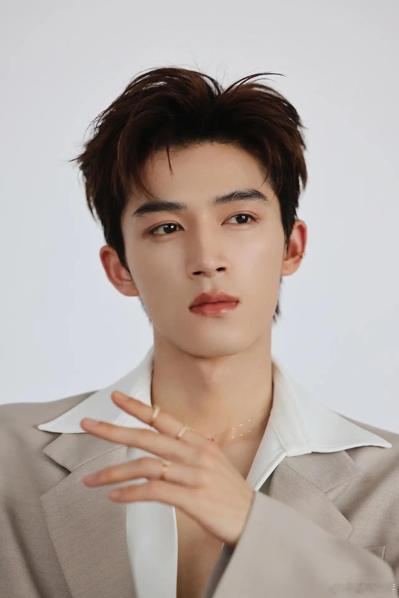 吃瓜🍉🍉1.白鹿首次登上《红秀GRAZIA》九月刊🔗解锁 Zuhair M