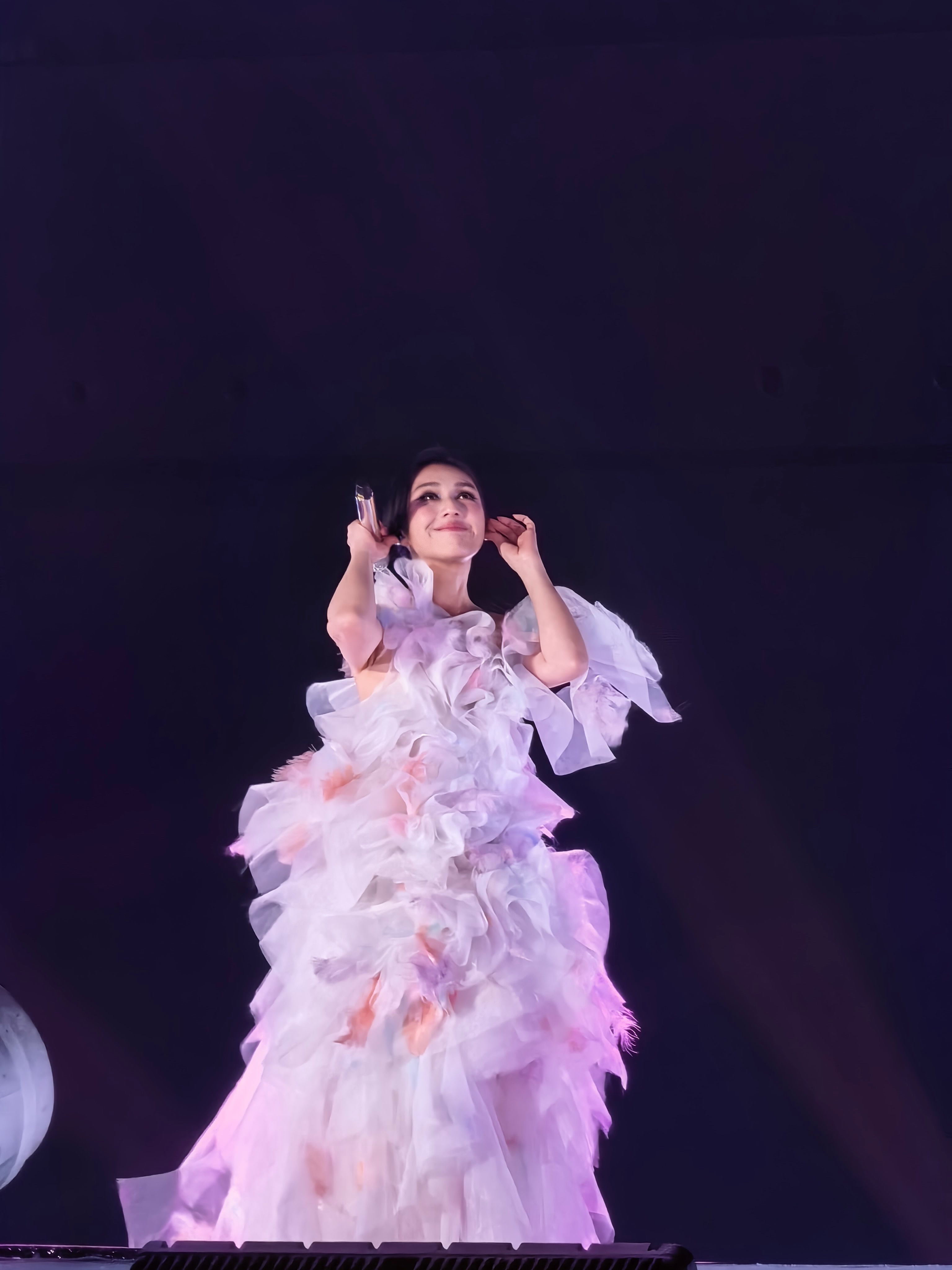 杨千嬅 比我更癫的人出现了 笑不活又被暖到！杨千嬅生日会遇索命级尖叫歌迷，激动情