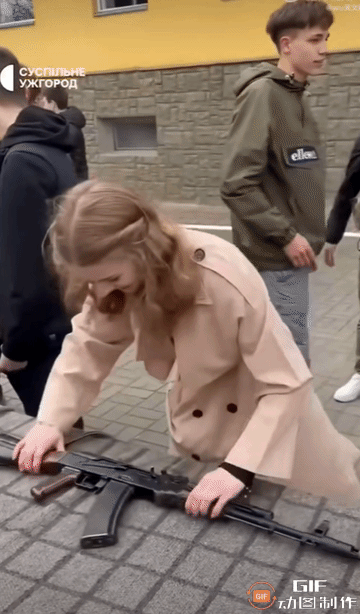 全民皆兵，妙龄少女40秒内拆装AK47。这个成绩应该优秀吧！
女孩漂亮，玩枪也溜
