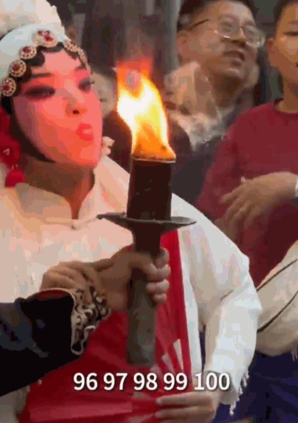 "台上一分钟，台下十年功！"陕西西安街头，一位秦腔演员在表演非遗绝活"吹火"时，