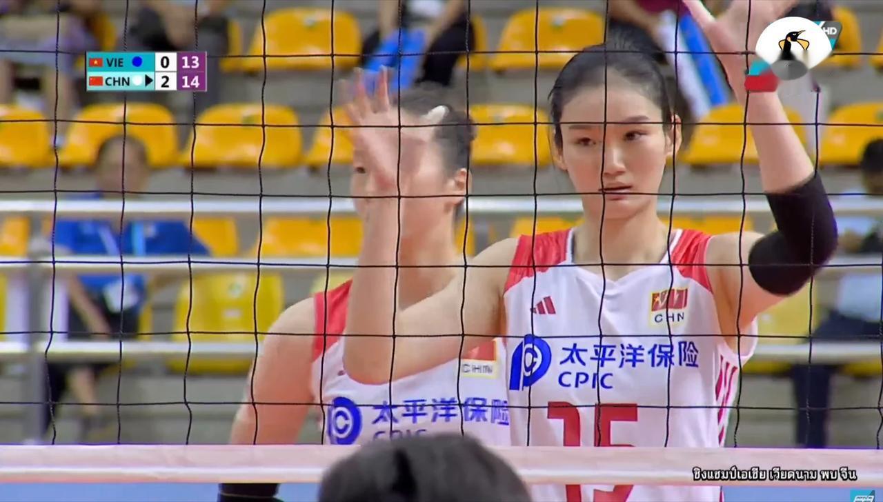 综观今年夏天女排的系列赛事，
中国女排副攻位置人才济济，
先有王文涵，后有小刘雨