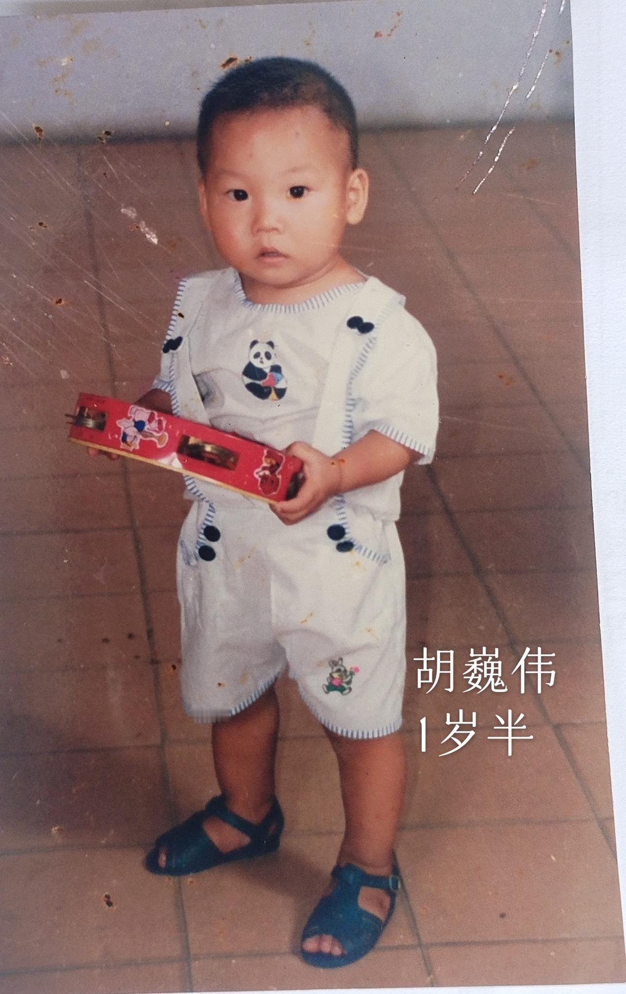 胡巍伟，男，1990年3月26日出生，屁股和大腿有烫伤疤，1992年7月份胡巍伟