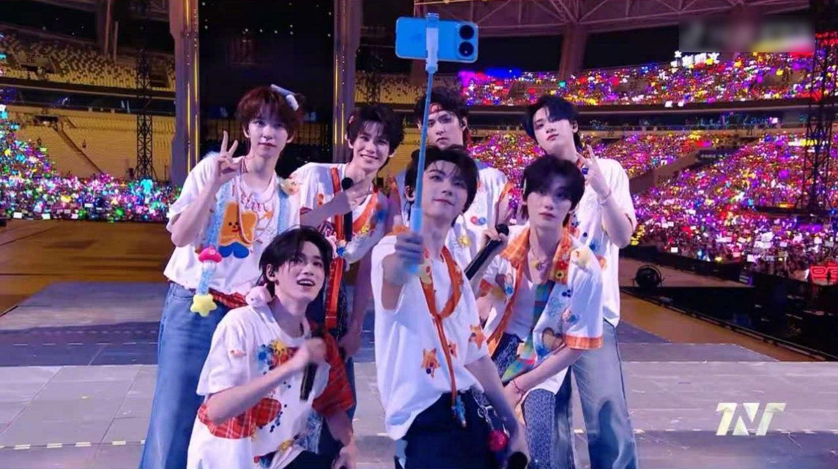 时代少年团演唱会神图有了 时代少年团演唱会的神图刷到停不下来！七个人往舞台上一站