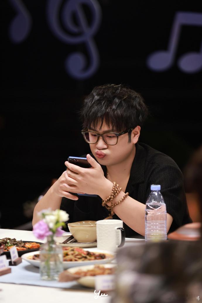 余佳运对的人 他的歌总自带安抚魔力✨，《对的人》不煽情不吵闹，用最舒服的节奏诉说