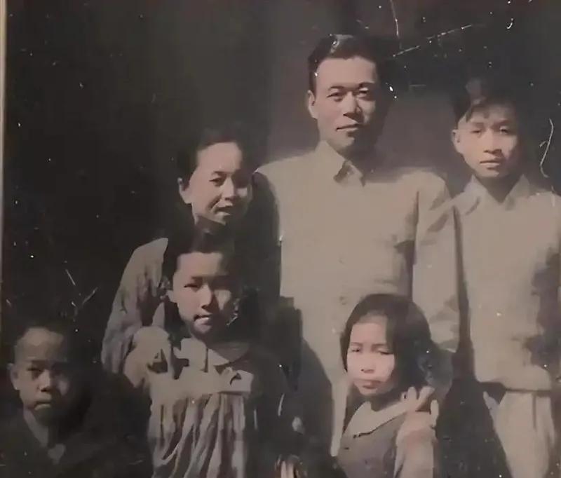 1978年，邱清泉的儿子邱国渭，通过四次赴美探亲的机会，以“蚂蚁搬家”的方式，将