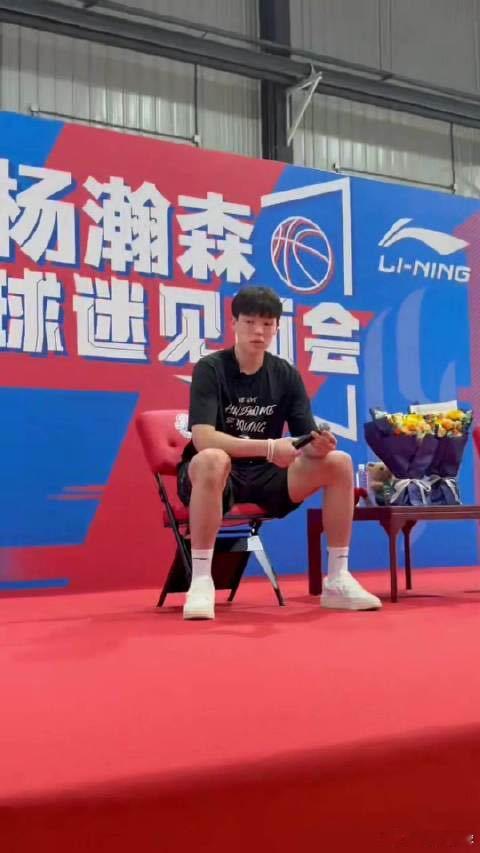 杨瀚森过往暖心宠粉画面对比别道德绑架运动员 翻看历次线下活动、接机视频，杨瀚森一