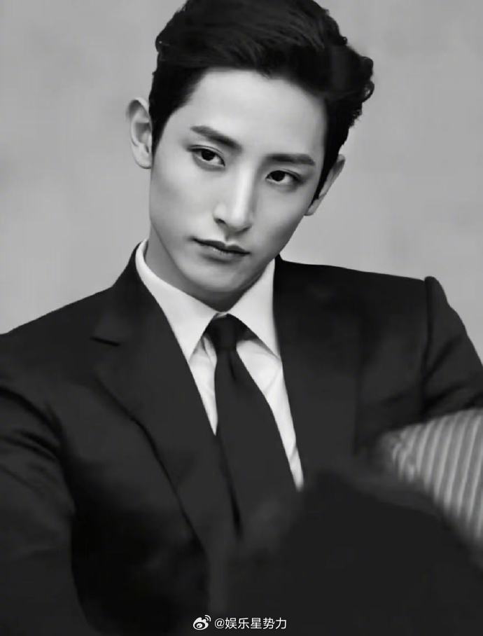 李洙赫就是这么大方 大方不扭捏，一举一动尽显坦荡，这从容的气质真的没人能比。 