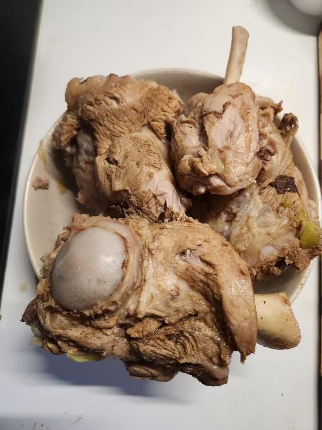 我炖的大骨头酱香十里，方法如下：
       微头条
   猪大骨头含优质蛋白