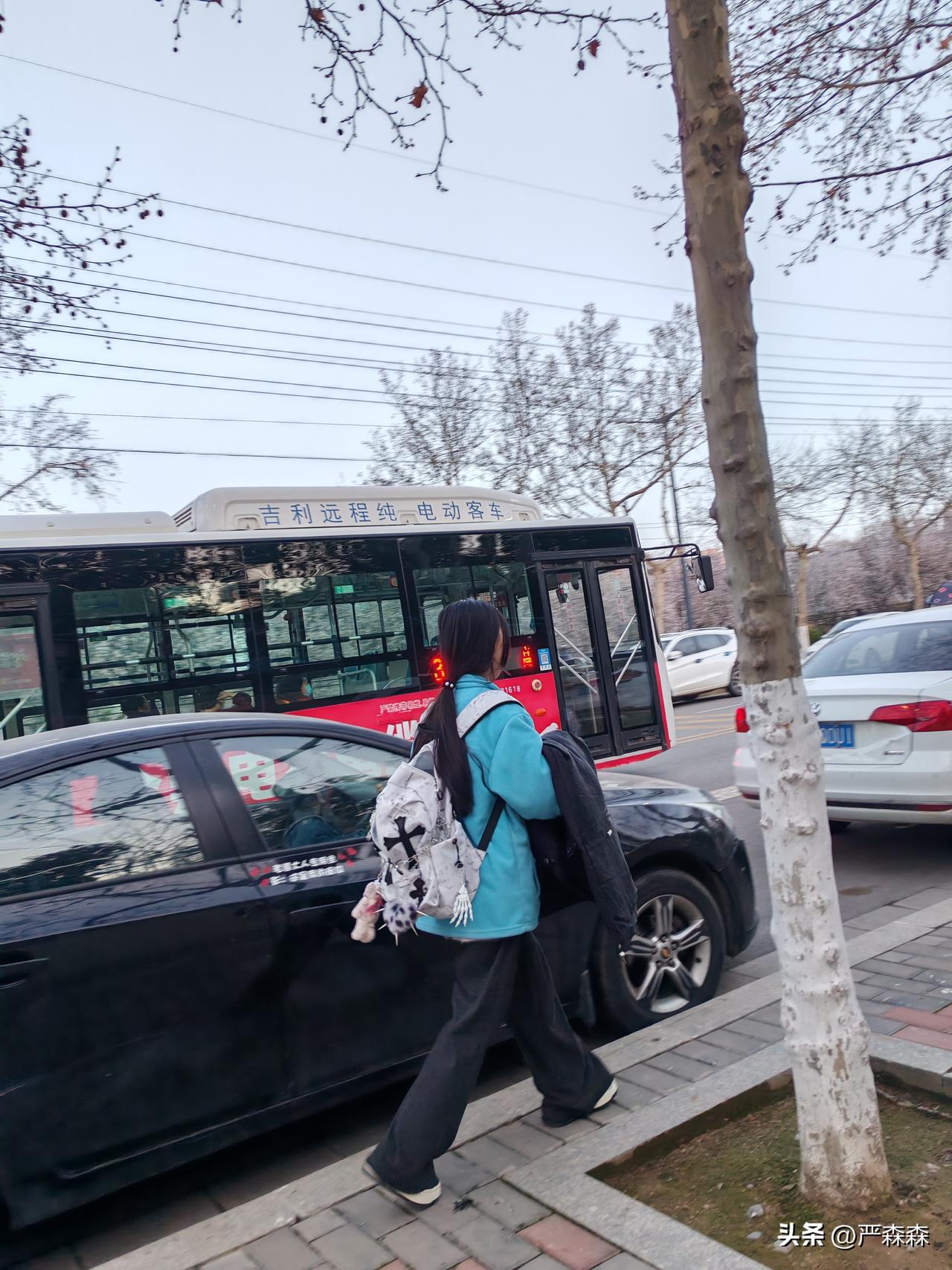 家长圈里有一个怪现象
我的工作与教育相关，这些年接触过大量的中小学生家长，发现在