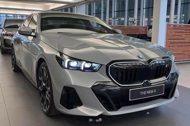 #汽车资讯# 【全新宝马5系实拍，预计国内将于年底前正式上市，运动范儿增加】全新