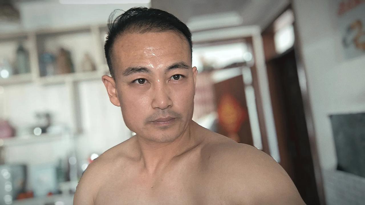 做俯卧撑前先做10分钟的平板支撑，平板支撑的好处可多啦！它能锻炼咱核心肌群，像腹