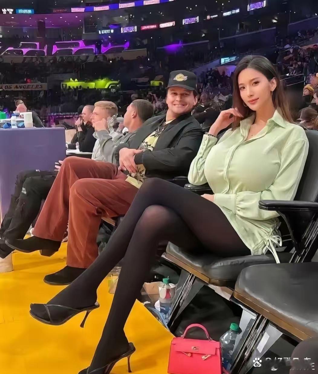 他们真的是来看篮球比赛的吗 