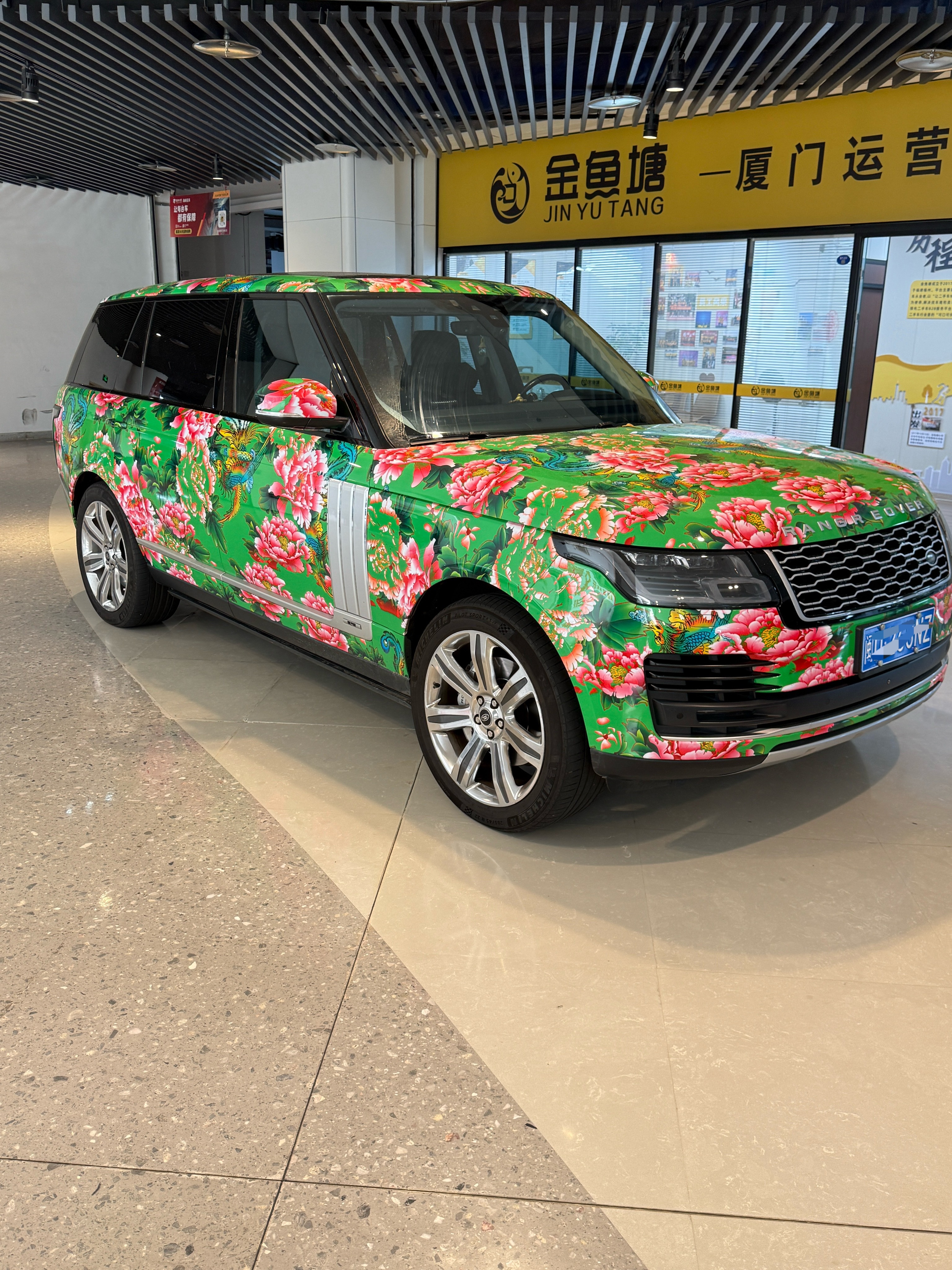 谁说豪华车只能高冷？这台揽胜申请出道身披东北大花袄，主打一个“土到极致就是潮”！