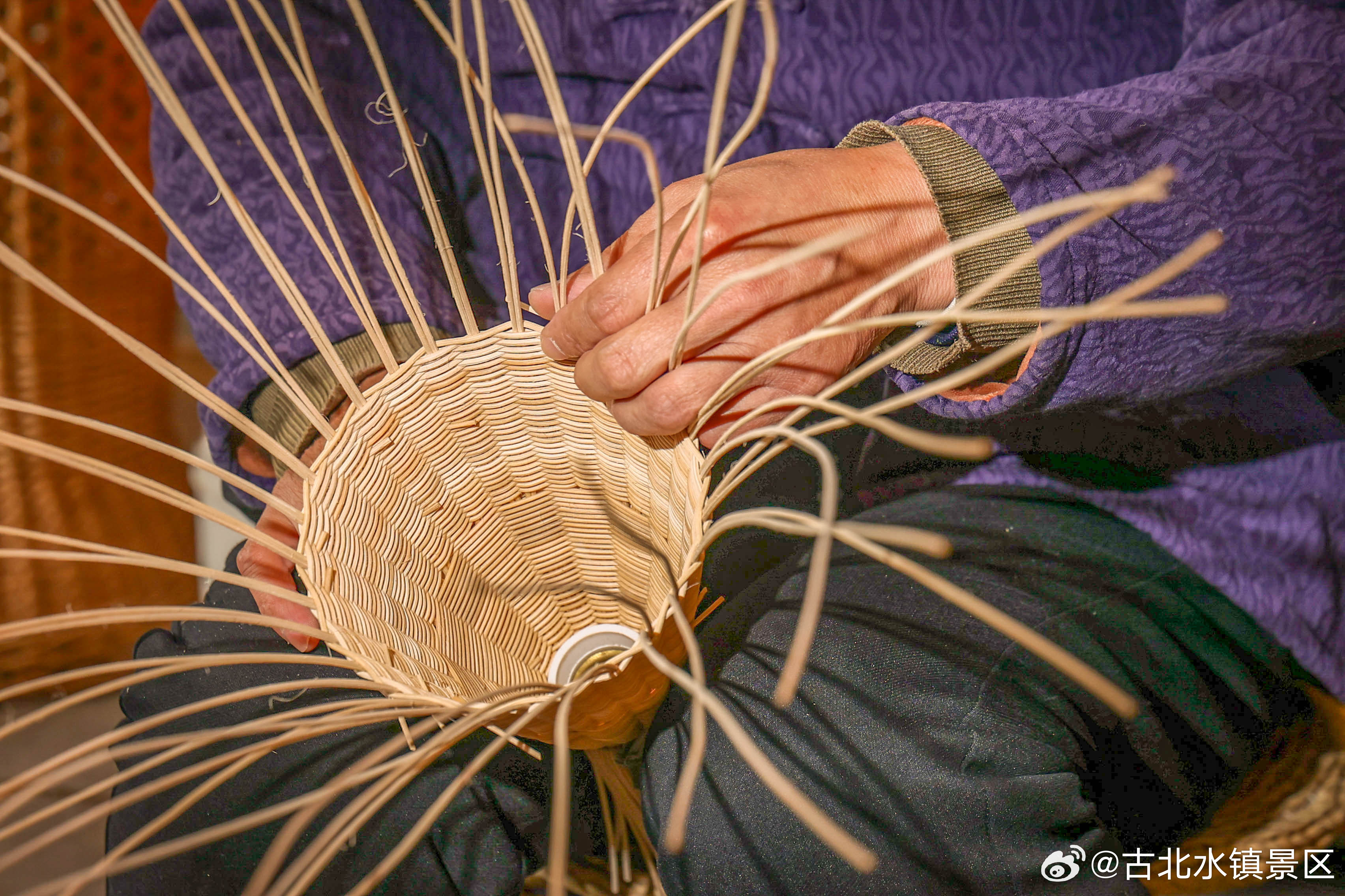 #看中国的非遗惊艳世界# 藤编作为中国传统非物质文化遗产之一，承载着丰富的历史文