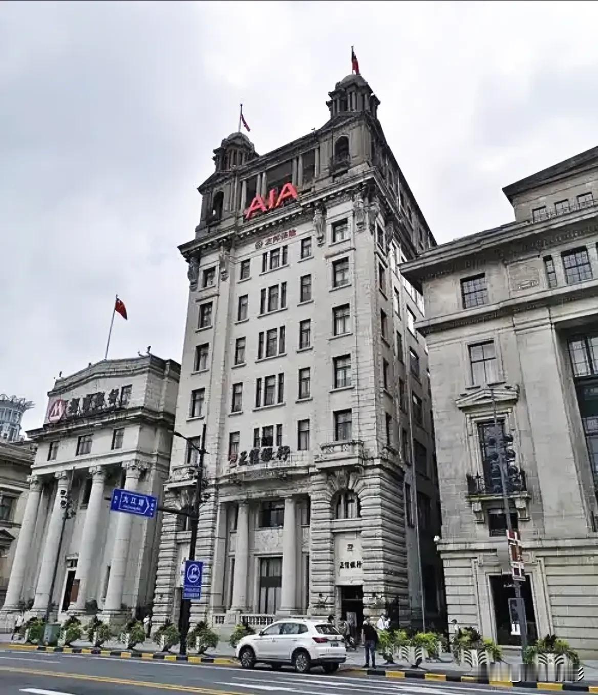发现上海有不少宝妈在卖保险，还是带着985毕业光环的。隔壁邻居土生土长的上海人，