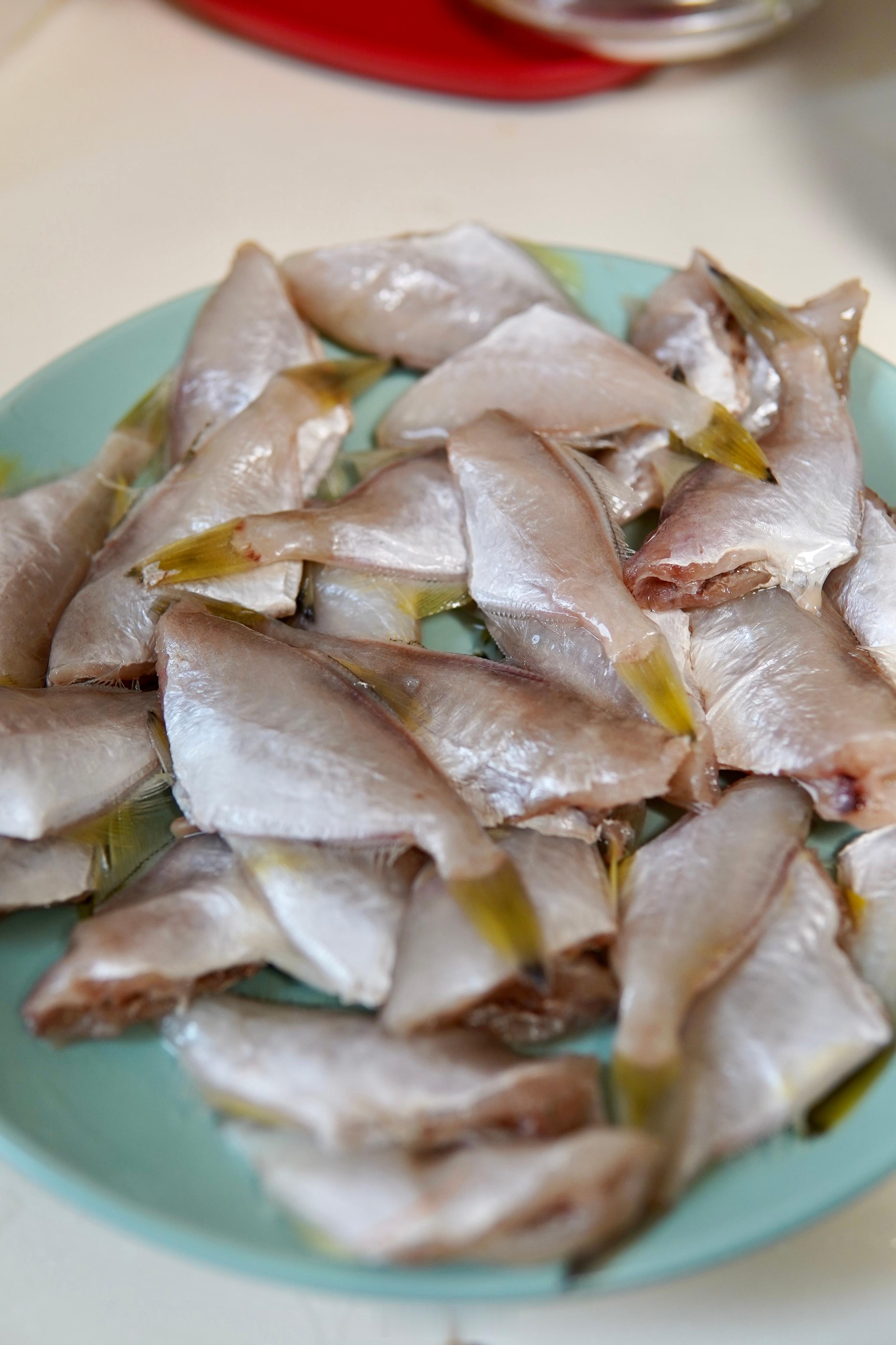 家常小菜有滋有味儿的。冰箱里翻出来一袋儿剥皮鱼，都处理干净了，解冻之后用姜丝儿垫