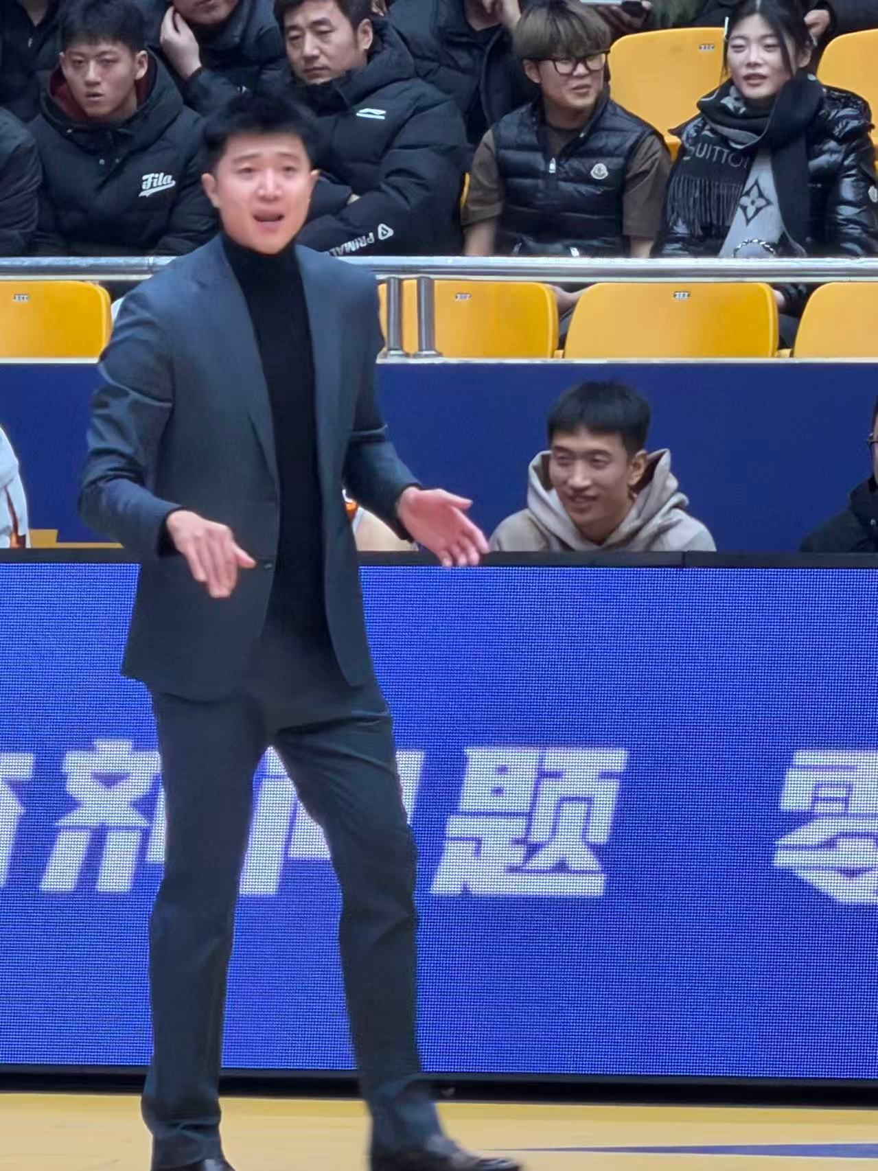 NBL山东蜜獾主场98：92击败贵州猛龙，取得主场三连胜，李泓翰、阿巴斯重回山东