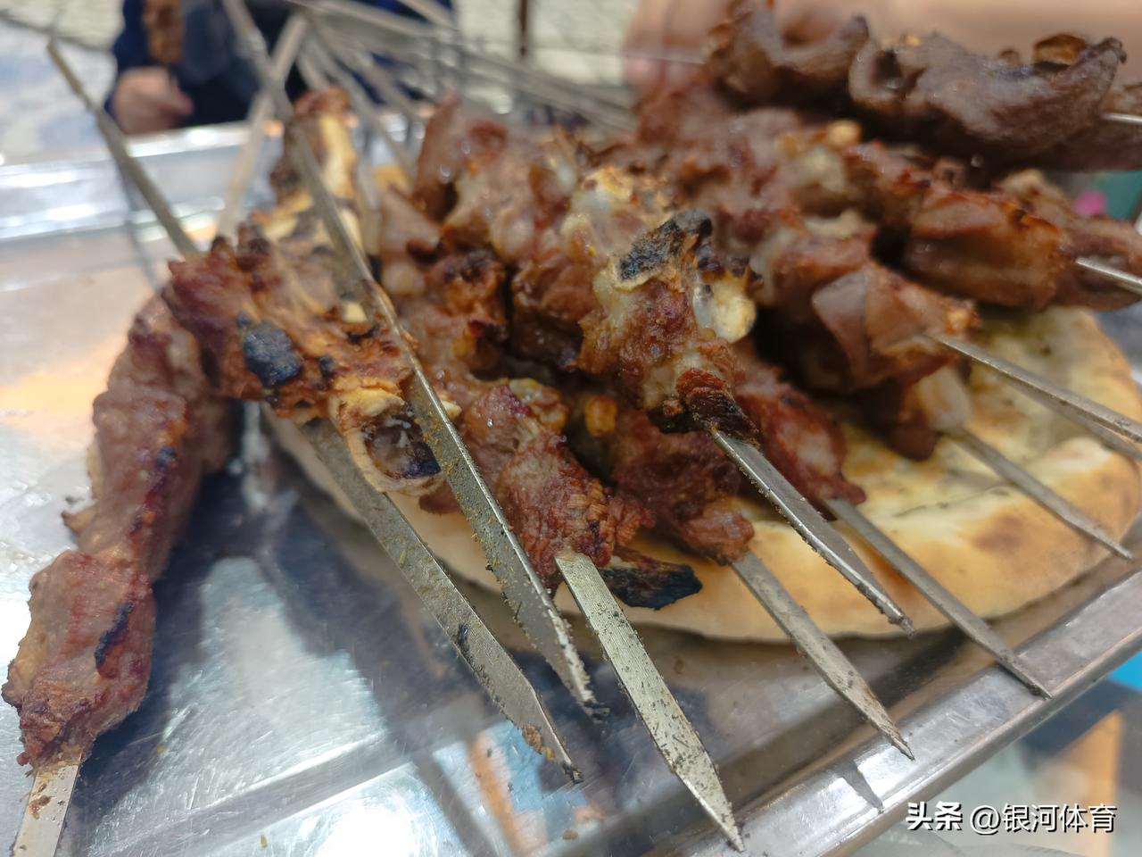 葛家沟那个网红烤肉为什么人那么多，实在搞不清楚，吃个烤肉等一个小时，烤出来还有的