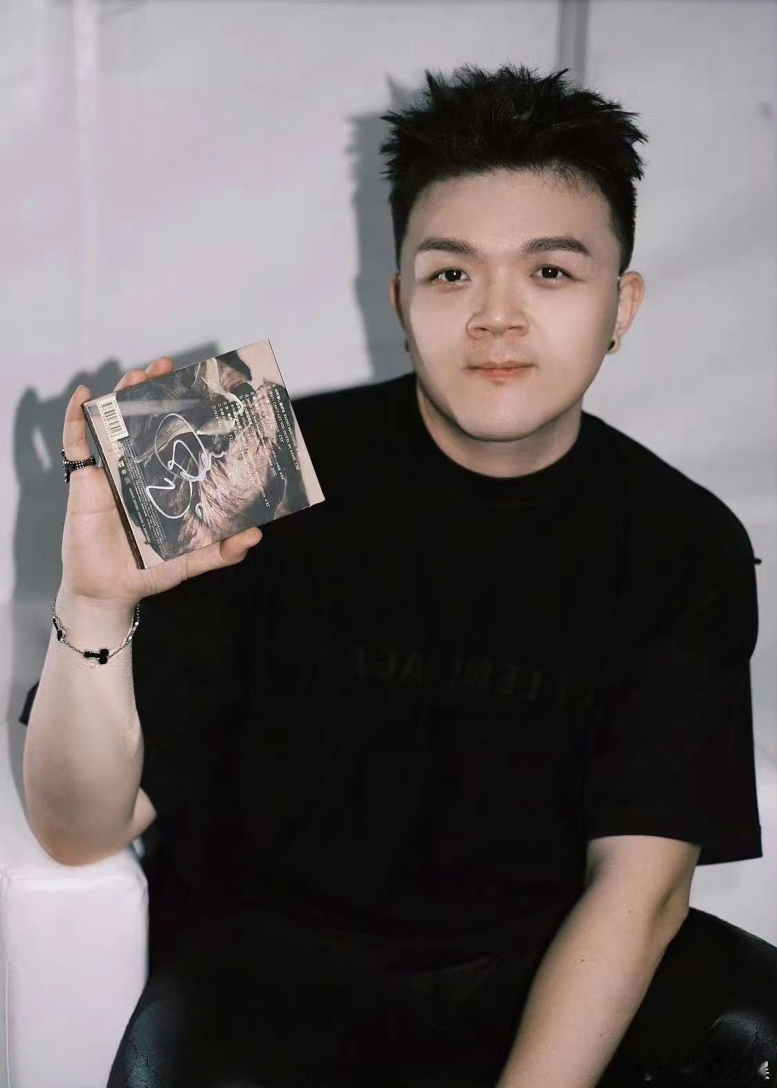 艾福杰尼是陶喆20年的歌迷 艾福杰尼竟然是陶喆20年的歌迷了，怪不得有人在演唱会