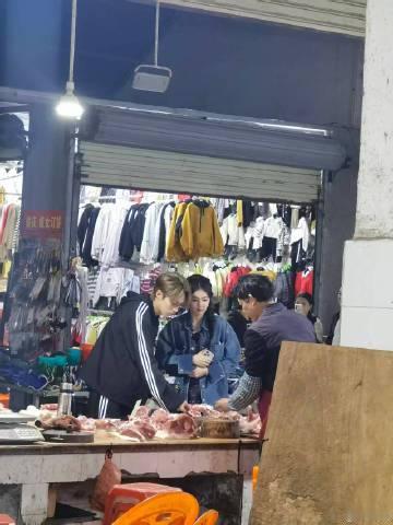 白鹿王鹤棣菜市场买菜路透白鹿王鹤棣亲爱的客栈菜市场路透 白鹿王鹤棣亲爱的客栈买菜