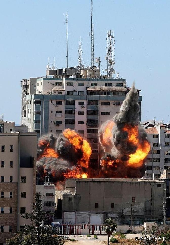 突发！莫斯科遭遇重大袭击事件

来源:鞋尖破晓

那天的莫斯科，就像一部突如其来