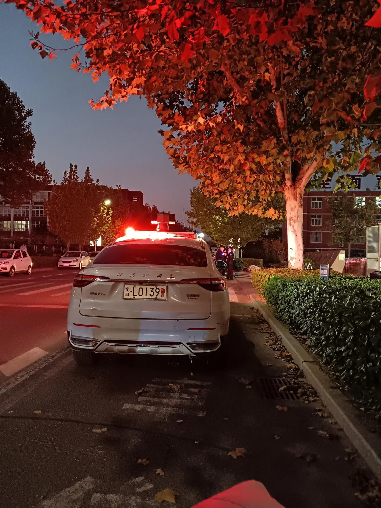 农村的初级中学， 安全意识很到位，我发现警察叔叔都过来上岗，令人欣喜，看来，孩子