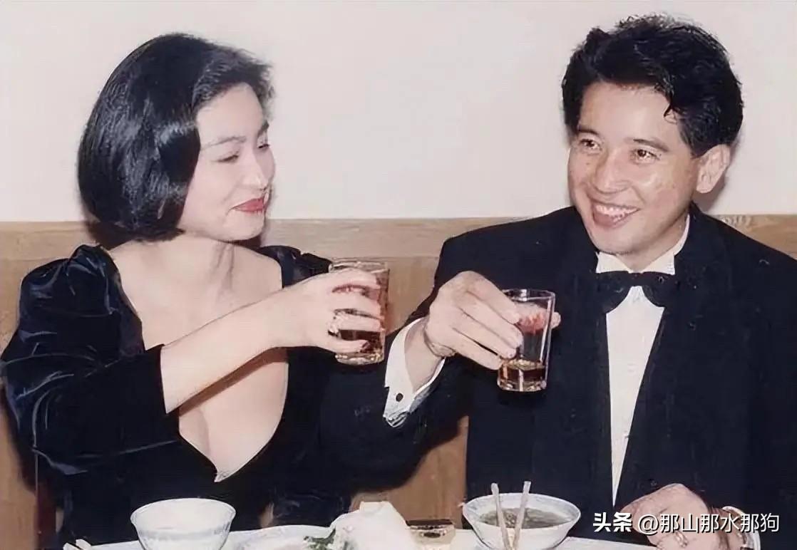 秦汉曾经一直纠结在邵乔茵和林青霞中间，一会儿放不下原配邵乔茵的家世和财富 ，一会