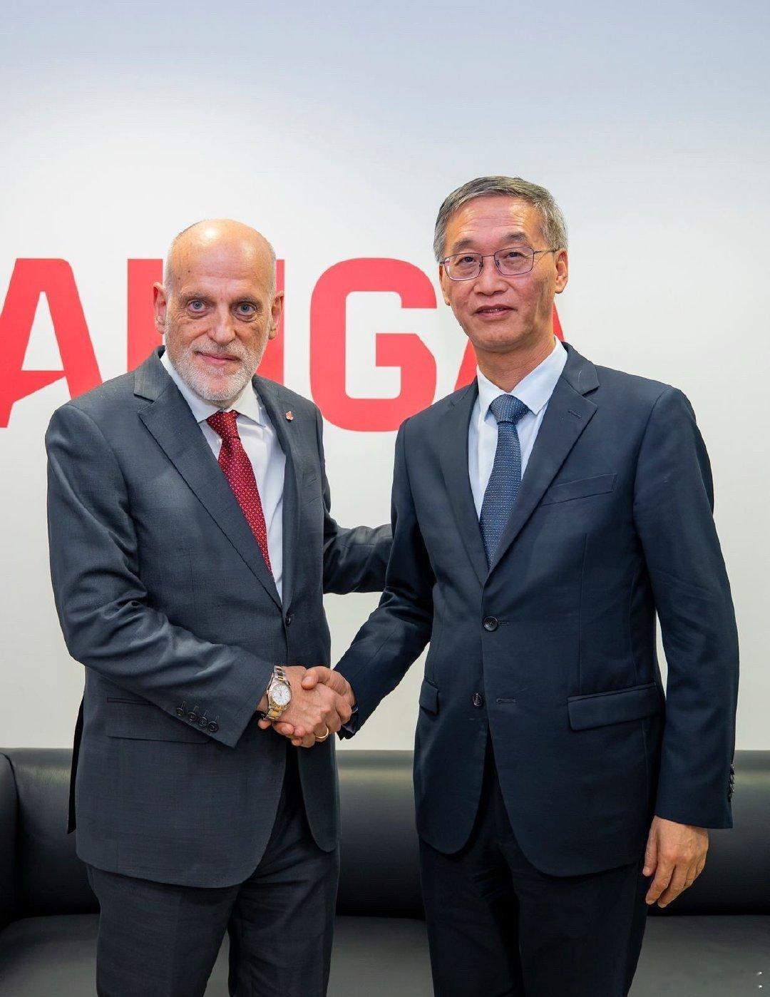 很多人只盯着西甲主席与中国大使会面的表象，却忽略了决定这一局面的底层参数：商业版