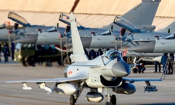 从从容容的“猛龙”
武器装备
这张其实都是N年前的老图，歼-10“猛龙”出国参加