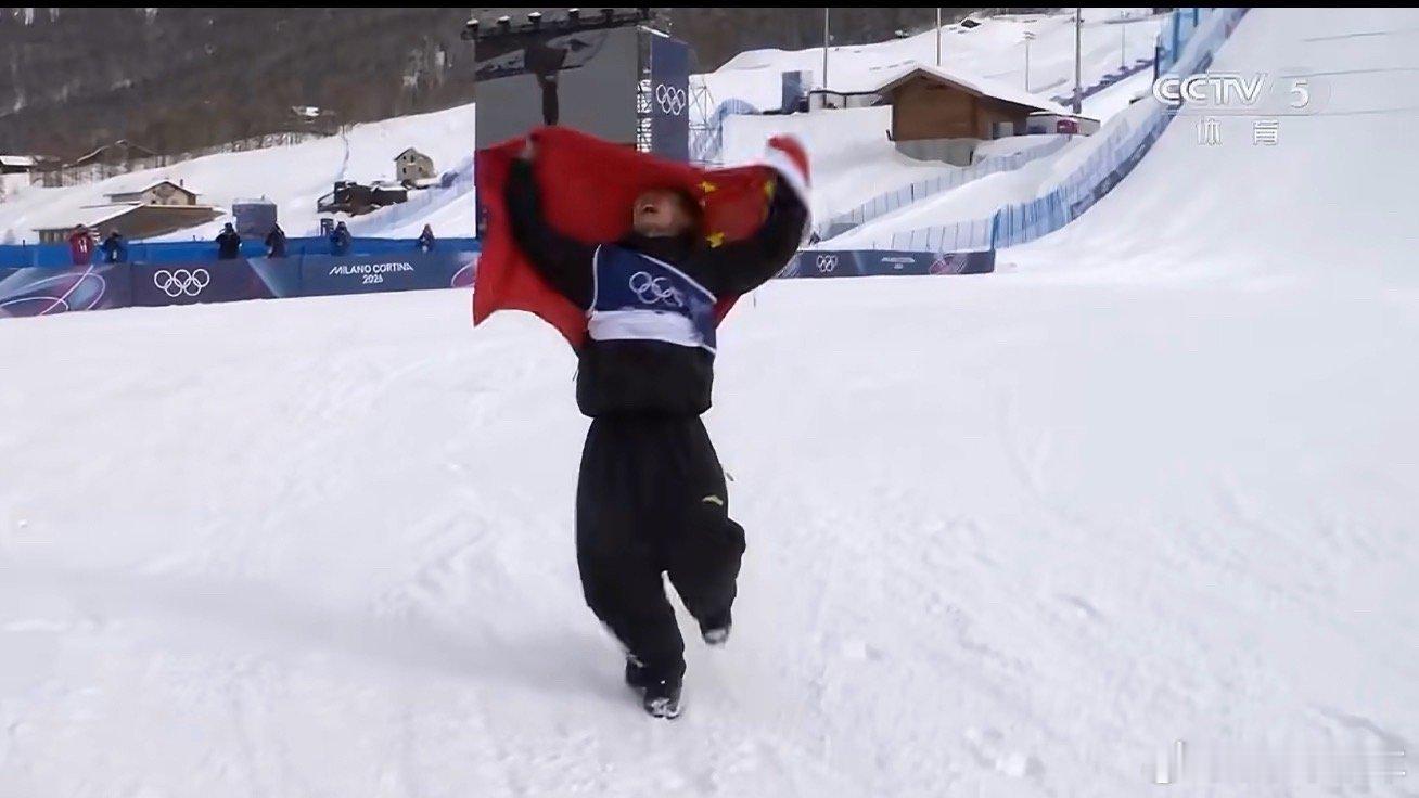 恭喜苏翊鸣拿到中国队米兰冬奥会首金！这个生日礼物真的太赞了！苏翊鸣金牌中国队米兰