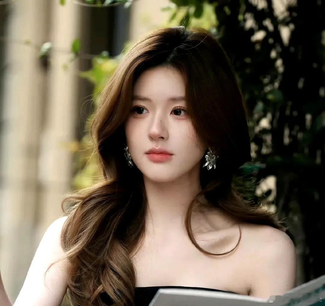 《将门毒后》的饼还是遛到了赵露思，海报也太像了！这部剧一直在遛来遛去，有眼尖的网